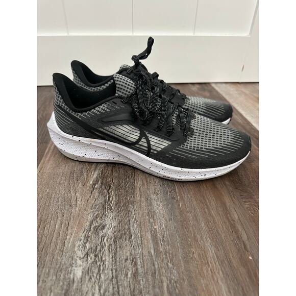 Nike AIR ZOOM PEGASUS 39 'BLACK DARK SMOKE GREY women’s sz 9.5 - Picture 1 of 8